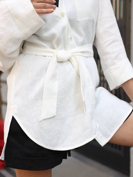 Белая льняная рубашка с поясом и разрезами по бокам 5